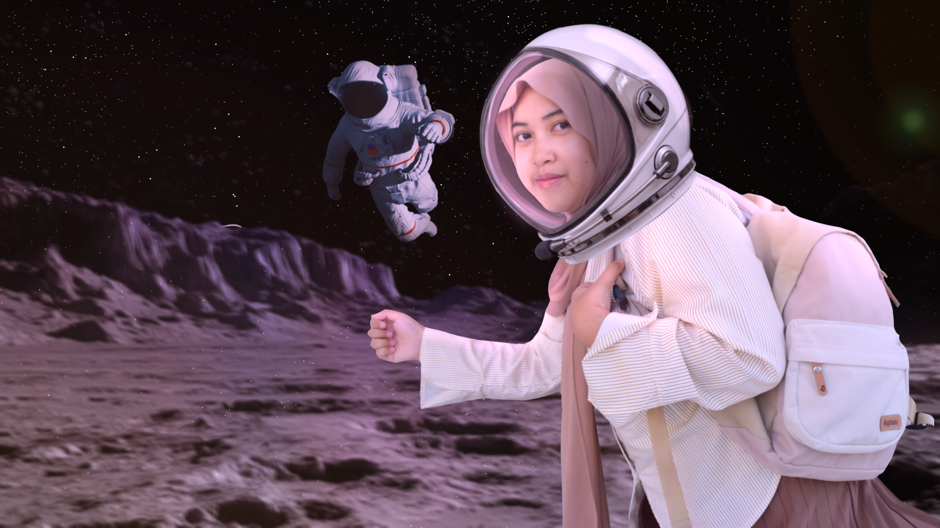 Model Esgotado memakai backpack di latar luar angkasa