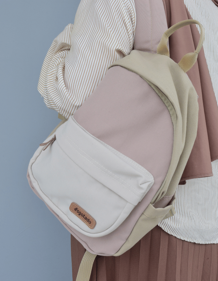Backpack Esgotado putih pada gaya kasual