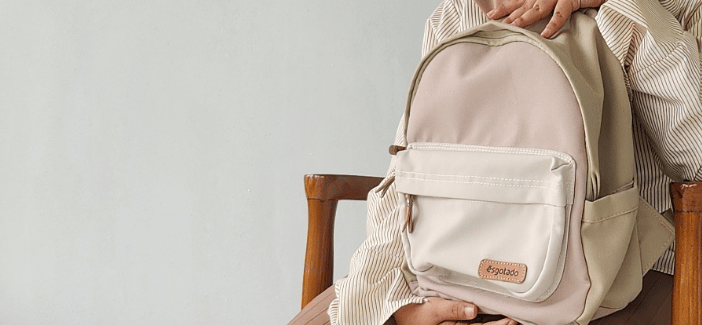 Backpack Esgotado cream pada kursi