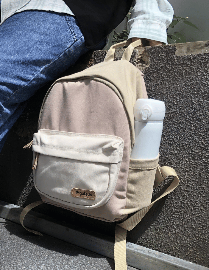 Backpack Esgotado di bangku luar ruangan