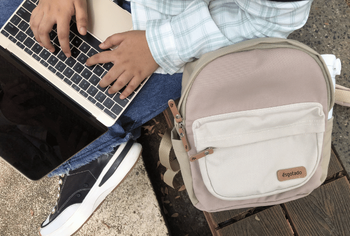 Tas Esgotado di samping laptop
