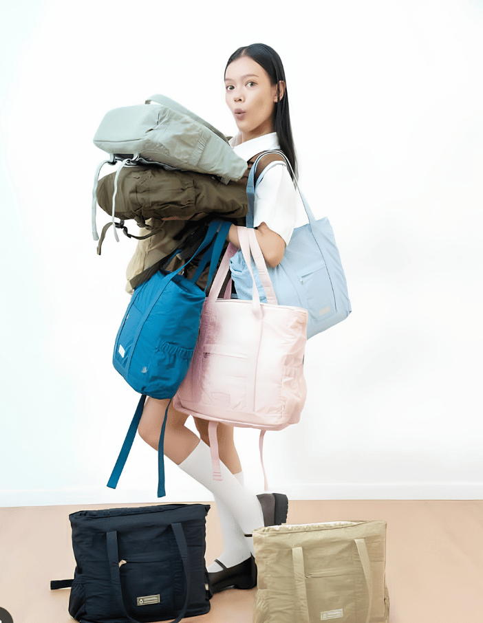 Model membawa beberapa tas Esgotado untuk perjalanan