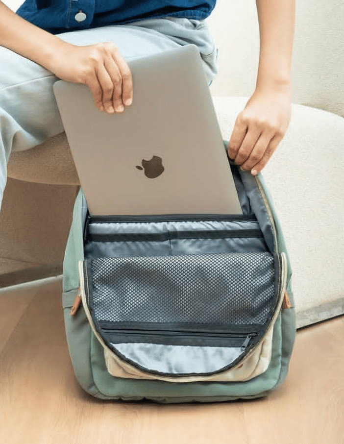 Tas Esgotado dengan laptop untuk aktivitas kerja